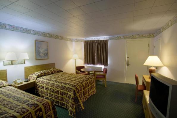 Queen Room with Two Queen Beds interior